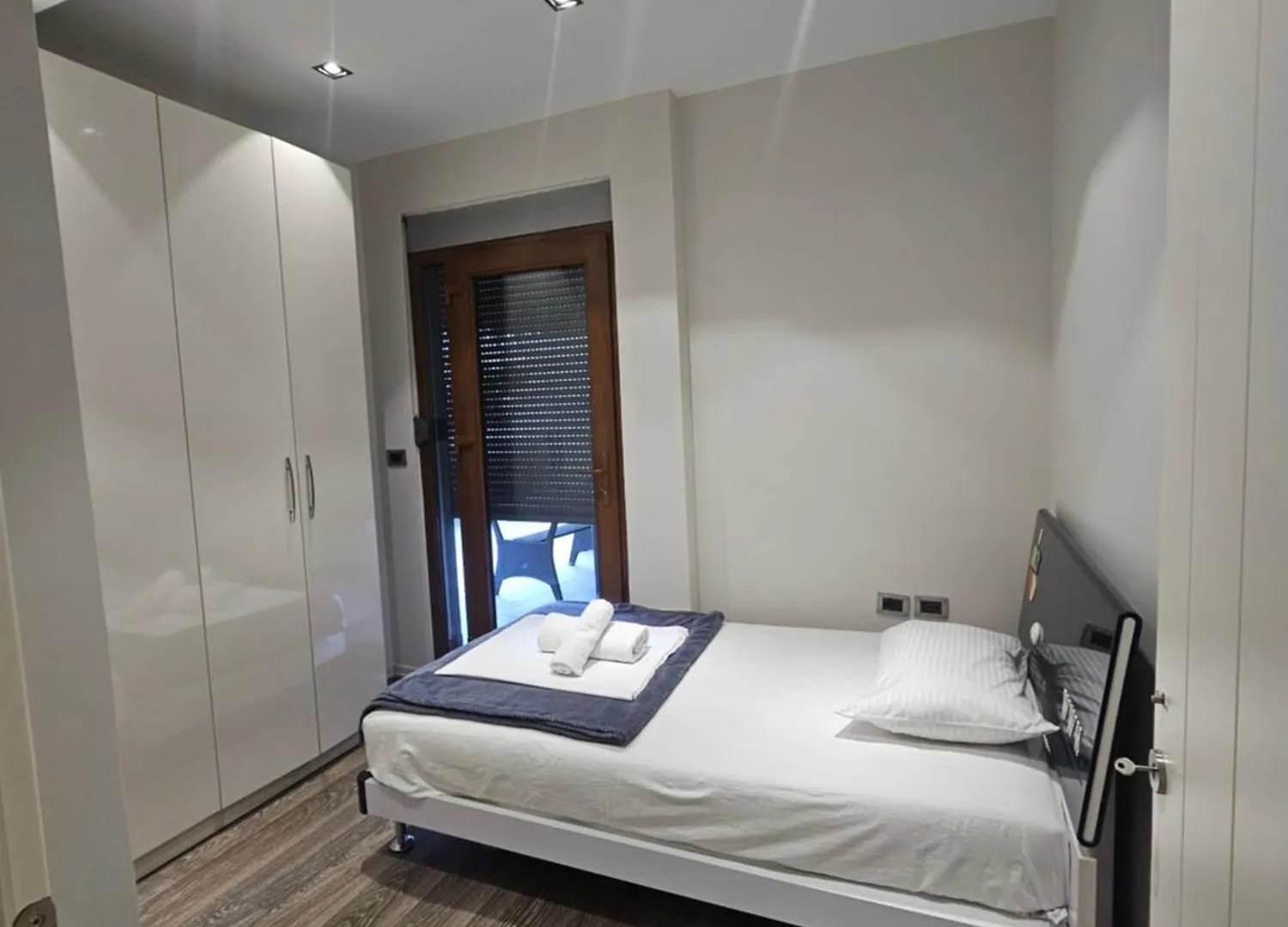 Aura Skanderbeg Square Apartments 티라나 0*,